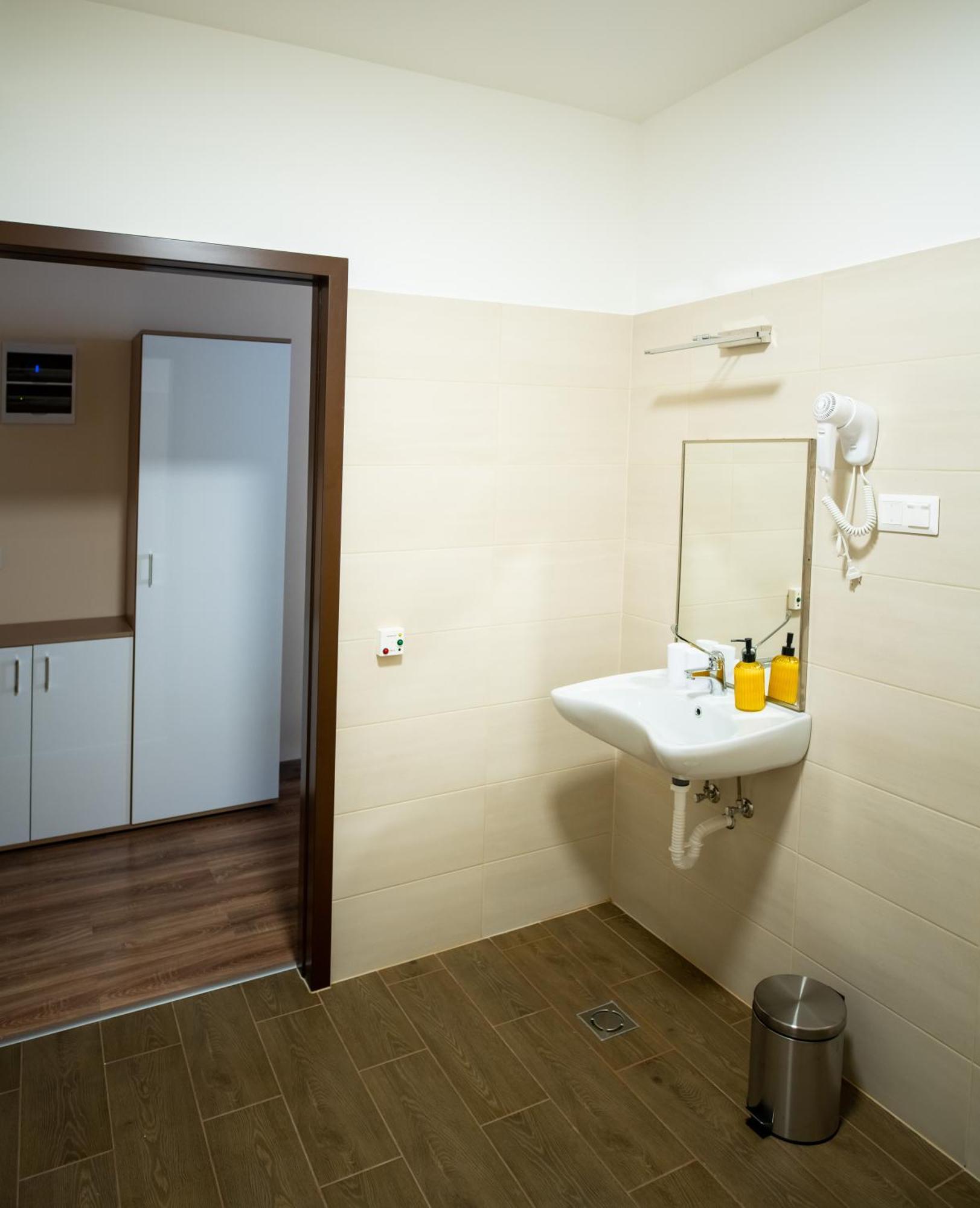 Elixir Panzio Bed and Breakfast Nyírbátor Buitenkant foto